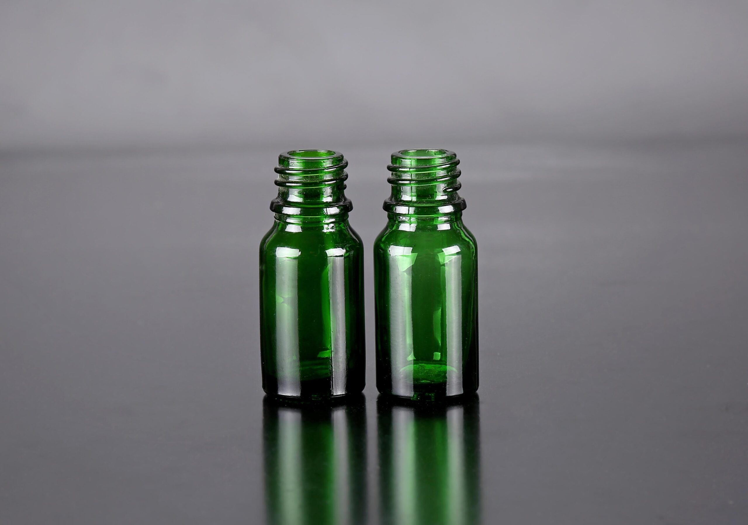 5ml  green dropper glass bottle and caps